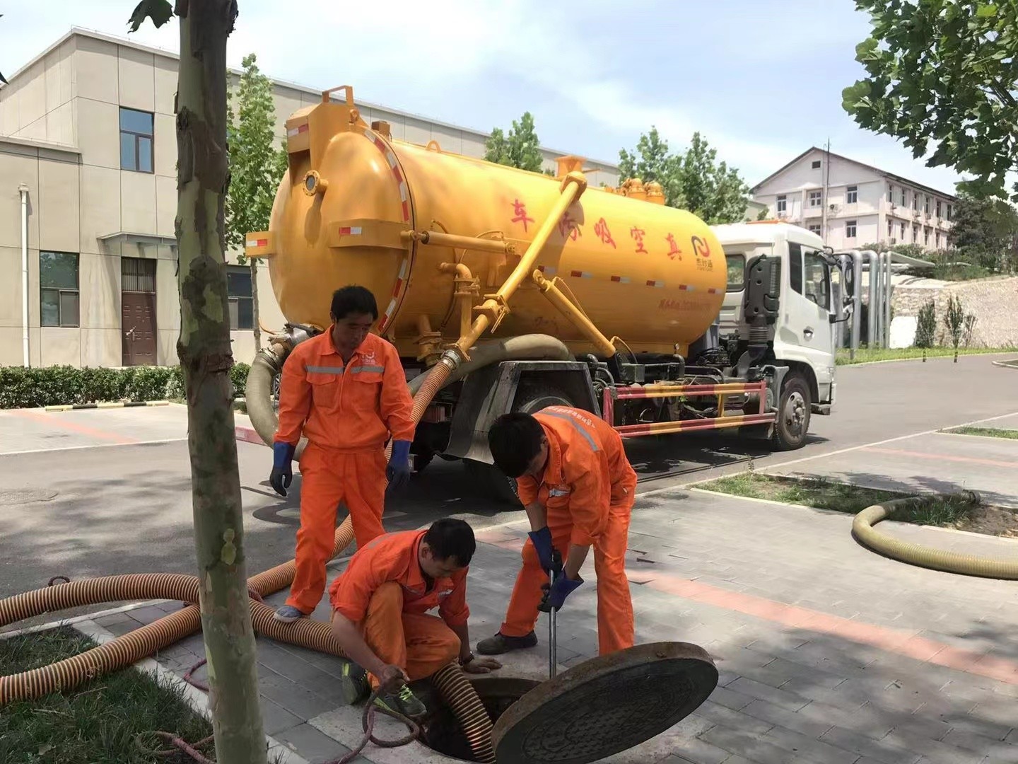 桥头镇管道疏通车停在窨井附近