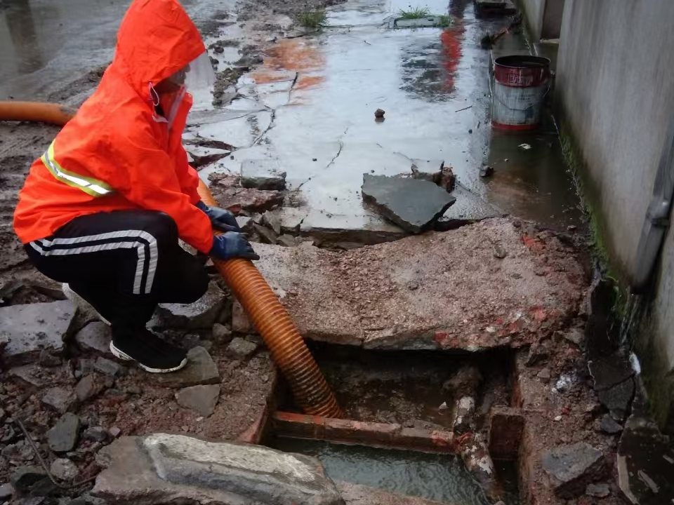 桥头镇专业清理污水池 炜誉市政以规范流程守护城市 “肠道”